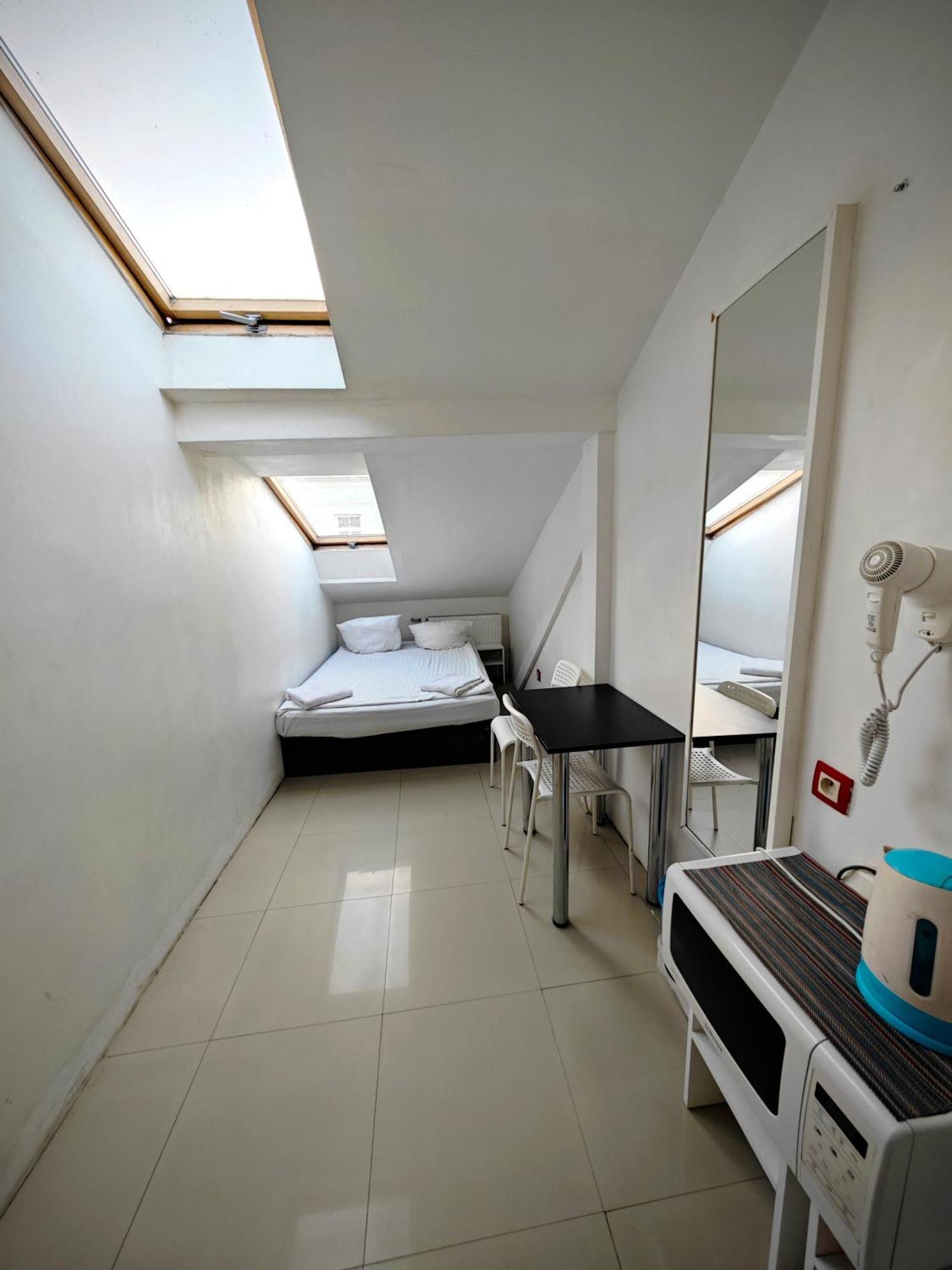 Apartamenty Hoza Attic Studio Varşovia Cameră foto